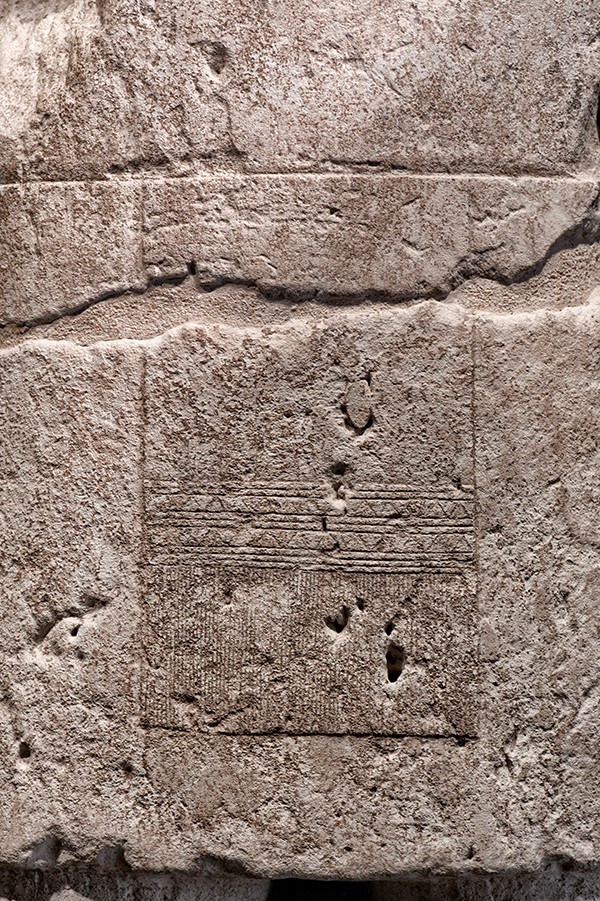 National Archaeological Museum of Cagliari; Image: Mont’e Prama Foundation Archives Detail of the tunic band with its horizontal lines, wolf teeth, and long fringes.